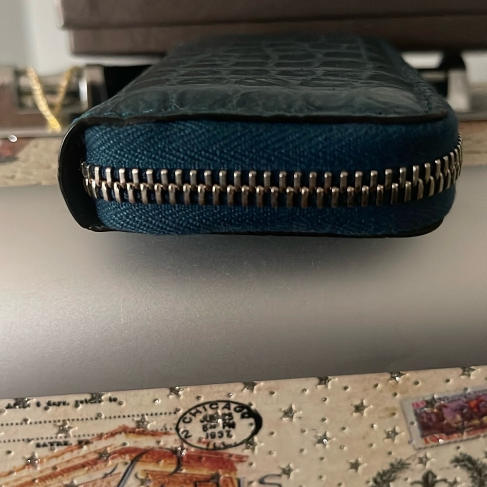 🔥Sale Gucci Turquoise Crocodile Embossed Zippy Card Holder - Picture 2 of 10